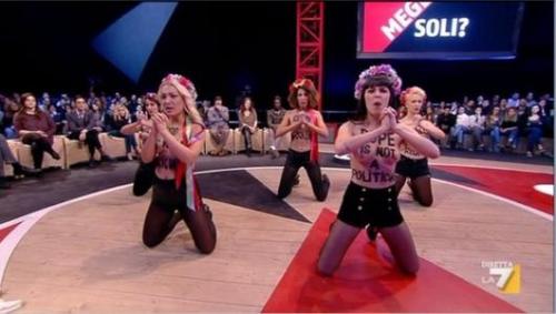 31443354_announo-femen-sul-palco-vauro-morde-adinolfi-twitta-momento-vergognoso-video-52